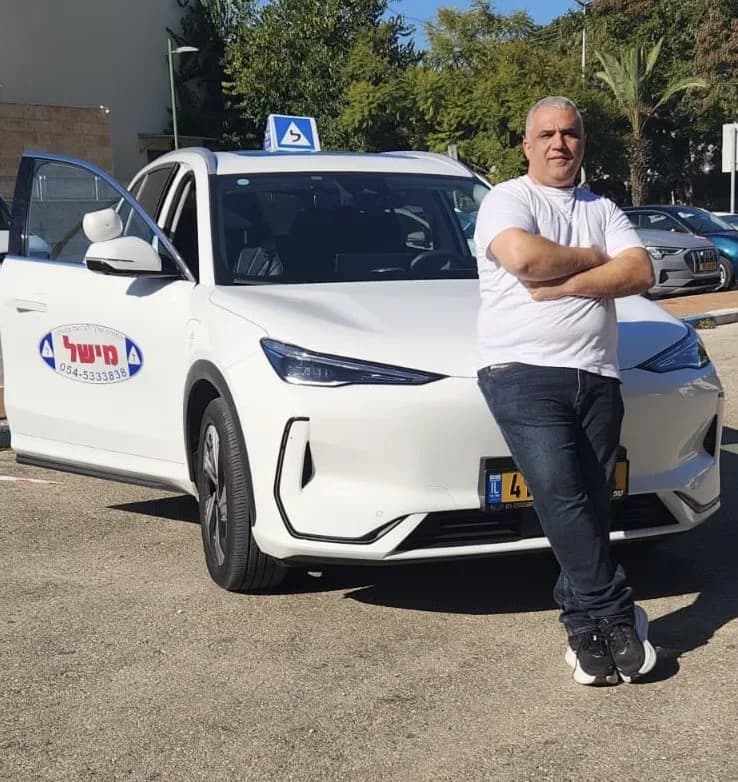 מישל דנינו לצד רכב הלימוד, דלת פתוחה
